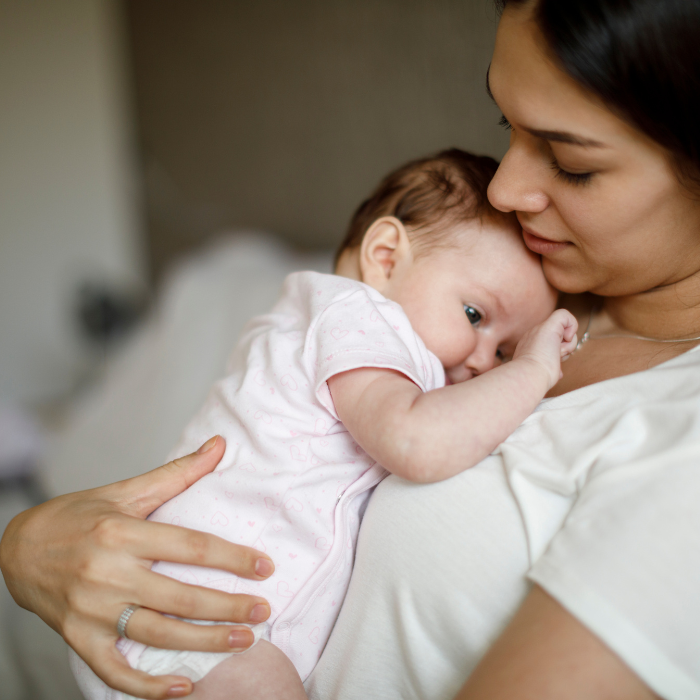 nouveau né bras maman 1-1